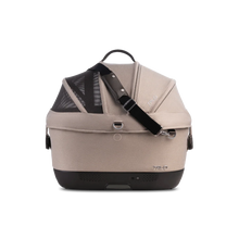 Lade das Bild in den Galerie-Viewer, Isofix Autositz & Transportbox Maeve™ iso5x Wind Tavo | Integriertes Belüftungssystem | für Hunde bis 13.6 kg | GREENGUARD-Gold-Zertifizierung | Fawn