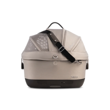 Lade das Bild in den Galerie-Viewer, Isofix Autositz & Transportbox Maeve™ iso5x Wind Tavo | Integriertes Belüftungssystem | für Hunde bis 13.6 kg | GREENGUARD-Gold-Zertifizierung | Tawny