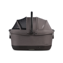 Lade das Bild in den Galerie-Viewer, Isofix Autositz & Transportbox Maeve™ iso6x Wind Tavo | Integriertes Belüftungssystem | für Hunde bis 18 kg | GREENGUARD-Gold-Zertifizierung | Ashen