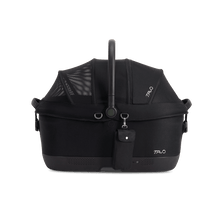 Lade das Bild in den Galerie-Viewer, Isofix Autositz Transportbox Maeve™ iso6x Wind Onyx von TAVO für Katzen & kleine Hunde bis 18 kg - mit integriertem Belüftungssystem - geschlossen