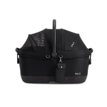Lade das Bild in den Galerie-Viewer, Isofix Autositz & Transportbox Maeve™ iso6x Wind Tavo | Integriertes Belüftungssystem | für Hunde bis 18 kg | GREENGUARD-Gold-Zertifizierung | Onyx | Fräulein Plath