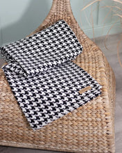 Lade das Bild in den Galerie-Viewer, Nachhaltige BUDDY. Hundedecke "Hahnentritt" aus Wolle | OekoTex-zertifiziert | Schwarz/Weiss
