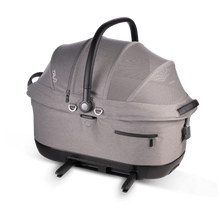 Lade das Bild in den Galerie-Viewer, Isofix Autositz & Transportbox Maeve™ iso6x von Tavo für Hunde bis 18 kg | GREENGUARD-Gold-Zertifizierung | Farbe: Merle