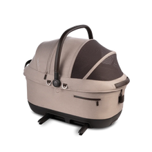 Lade das Bild in den Galerie-Viewer, Isofix Autositz & Transportbox Maeve™ iso6x Wind Tavo | Integriertes Belüftungssystem | für Hunde bis 18 kg | GREENGUARD-Gold-Zertifizierung | Fawn