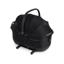 Lade das Bild in den Galerie-Viewer, Isofix Autositz & Transportbox Maeve™ iso6x Wind Tavo | Integriertes Belüftungssystem | für Hunde bis 18 kg | GREENGUARD-Gold-Zertifizierung | Onyx | Fräulein Plath