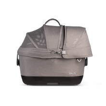 Lade das Bild in den Galerie-Viewer, Isofix Autositz & Transportbox Maeve™ iso5x von Tavo für Hunde bis 13.6 kg | GREENGUARD-Gold-Zertifizierung | Farbe: Merle