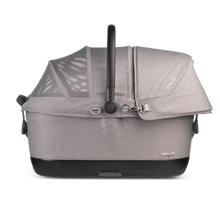 Lade das Bild in den Galerie-Viewer, Isofix Autositz & Transportbox Maeve™ iso6x von Tavo für Hunde bis 18 kg | GREENGUARD-Gold-Zertifizierung | Farbe: Merle