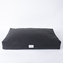 Lade das Bild in den Galerie-Viewer, Hundebett Clean von Caruso - orthopädisch & recycelt - Oeko-Tex® Standard - 2 Farben | Fräulein Plath