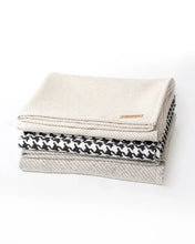 Lade das Bild in den Galerie-Viewer, Nachhaltige BUDDY. Hundedecke "Hahnentritt" aus Wolle | OekoTex-zertifiziert | Schwarz/Weiss