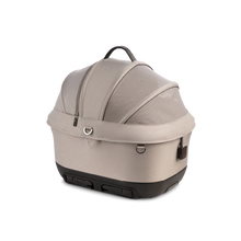 Lade das Bild in den Galerie-Viewer, Isofix Autositz & Transportbox Maeve™ iso5x Wind Tavo | Integriertes Belüftungssystem | für Hunde bis 13.6 kg | GREENGUARD-Gold-Zertifizierung | Tawny