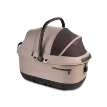 Lade das Bild in den Galerie-Viewer, Isofix Autositz & Transportbox Maeve™ iso6x Wind Tavo | Integriertes Belüftungssystem | für Hunde bis 18 kg | GREENGUARD-Gold-Zertifizierung | Fawn