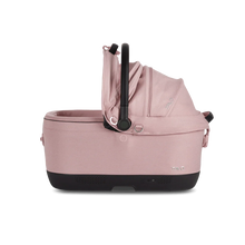 Lade das Bild in den Galerie-Viewer, Isofix Autositz & Transportbox Maeve™ iso6x Wind Tavo | Integriertes Belüftungssystem | für Hunde bis 18 kg | GREENGUARD-Gold-Zertifizierung | Sakura | Fräulein Plath
