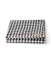 Lade das Bild in den Galerie-Viewer, Nachhaltige BUDDY. Hundedecke "Hahnentritt" aus Wolle | OekoTex-zertifiziert | Schwarz/Weiss