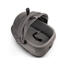 Lade das Bild in den Galerie-Viewer, Isofix Autositz & Transportbox Maeve™ iso5x von Tavo für Hunde bis 13.6 kg | GREENGUARD-Gold-Zertifizierung | Farbe: Merle