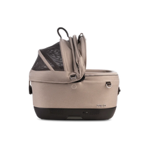 Lade das Bild in den Galerie-Viewer, Isofix Autositz & Transportbox Maeve™ iso5x Wind Tavo | Integriertes Belüftungssystem | für Hunde bis 13.6 kg | GREENGUARD-Gold-Zertifizierung | Fawn