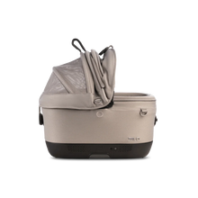 Lade das Bild in den Galerie-Viewer, Isofix Autositz & Transportbox Maeve™ iso5x Wind Tavo | Integriertes Belüftungssystem | für Hunde bis 13.6 kg | GREENGUARD-Gold-Zertifizierung | Tawny