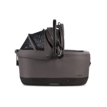 Lade das Bild in den Galerie-Viewer, Isofix Autositz & Transportbox Maeve™ iso6x Wind Tavo | Integriertes Belüftungssystem | für Hunde bis 18 kg | GREENGUARD-Gold-Zertifizierung | Ashen