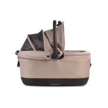 Lade das Bild in den Galerie-Viewer, Isofix Autositz & Transportbox Maeve™ iso6x Wind Tavo | Integriertes Belüftungssystem | für Hunde bis 18 kg | GREENGUARD-Gold-Zertifizierung | Fawn