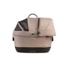 Lade das Bild in den Galerie-Viewer, Isofix Autositz & Transportbox Maeve™ iso5x Wind Tavo | Integriertes Belüftungssystem | für Hunde bis 13.6 kg | GREENGUARD-Gold-Zertifizierung | Fawn