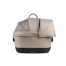 Lade das Bild in den Galerie-Viewer, Isofix Autositz & Transportbox Maeve™ iso5x Wind Tavo | Integriertes Belüftungssystem | für Hunde bis 13.6 kg | GREENGUARD-Gold-Zertifizierung | Tawny