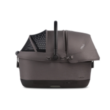 Lade das Bild in den Galerie-Viewer, Isofix Autositz & Transportbox Maeve™ iso6x Wind Tavo | Integriertes Belüftungssystem | für Hunde bis 18 kg | GREENGUARD-Gold-Zertifizierung | Ashen