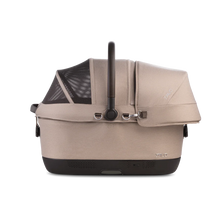 Lade das Bild in den Galerie-Viewer, Isofix Autositz & Transportbox Maeve™ iso6x Wind Tavo | Integriertes Belüftungssystem | für Hunde bis 18 kg | GREENGUARD-Gold-Zertifizierung | Fawn