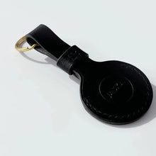 Lade das Bild in den Galerie-Viewer, Jaska Apple Airtag Tracker Leder-Etui LOGG | Handarbeit Made in Germany | 3 Farben Schwarz