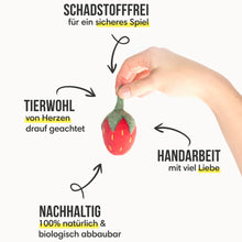 Lade das Bild in den Galerie-Viewer, Nachhaltiges Hundespielzeug "Edda Erdbeere" | 100% Schafwolle | Schadstofffrei, zahnpflegend & schwimmfähig