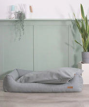 Lade das Bild in den Galerie-Viewer, BUDDY. Hundebett | Recycelte Materialien | ÖkoTex-zertifiziert | Grau/blau