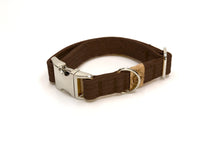 Lade das Bild in den Galerie-Viewer, Hundehalsband mit Klickverschluss | Korkleder | Umweltfreundlich | Robust & Vegan | Braun/Silber