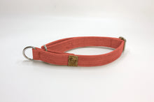 Lade das Bild in den Galerie-Viewer, Zugstopp Halsband | Korkleder | Umweltfreundlich | Robust & Vegan | Coral | Beschläge wählbar