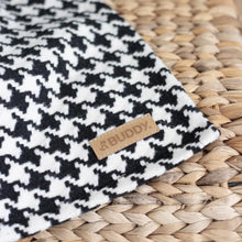 Lade das Bild in den Galerie-Viewer, Nachhaltige BUDDY. Hundedecke "Hahnentritt" aus Wolle | OekoTex-zertifiziert | Schwarz/Weiss