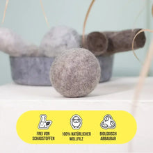 Lade das Bild in den Galerie-Viewer, Nachhaltiges Hundespielzeug "La Bola" Hundeball | 100% Schafwolle | Zahnpflegend & schwimmfähig | Beige