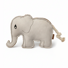 Lade das Bild in den Galerie-Viewer, Heller Leder-Elefant von BUDDY. mit geknotetem Baumwollschwanz vor weißem Hintergrund