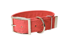 Lade das Bild in den Galerie-Viewer, Hundehalsband mit Dornschnalle | Korkleder | Umweltfreundlich | Robust & Vegan | Coral/Silber