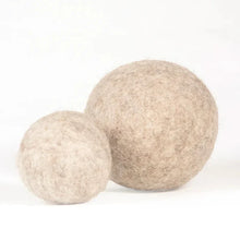 Lade das Bild in den Galerie-Viewer, Nachhaltiges Hundespielzeug "La Bola" Hundeball | 100% Schafwolle | Zahnpflegend & schwimmfähig | Beige