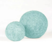 Lade das Bild in den Galerie-Viewer, Nachhaltiges Hundespielzeug "La Bola" Hundeball | 100% Schafwolle | Zahnpflegend & schwimmfähig | Mint