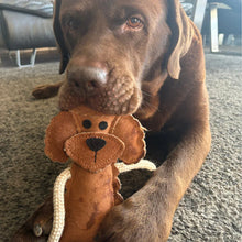 Lade das Bild in den Galerie-Viewer, Nachhaltiges Leder Hundespielzeug "Piet Pudel" | Robust & 100% schadstofffrei | Upcycling Leder & natürliche Baumwolle