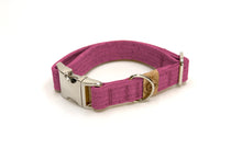 Lade das Bild in den Galerie-Viewer, Hundehalsband mit Klickverschluss | Korkleder | Umweltfreundlich | Robust & Vegan | Pink | Beschläge wählbar
