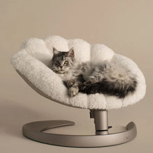 Lade das Bild in den Galerie-Viewer, Schwingendes Haustierbett SHELL von TAVO| Für Hund & Katze | GREENGUARD-Gold-Zertifizierung