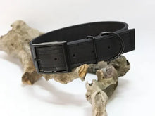Lade das Bild in den Galerie-Viewer, Hundehalsband mit Dornschnalle | Korkleder | Umweltfreundlich | Robust & Vegan | Schwarz/Schwarz