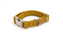 Lade das Bild in den Galerie-Viewer, Hundehalsband mit Klickverschluss | Korkleder | Umweltfreundlich | Robust & Vegan | Senf/Silber