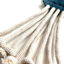 Lade das Bild in den Galerie-Viewer, Nachhaltiges Hundespielzeug & Dummy Oktopus "Karla Krake 2.0" | 100% schadstofffrei | Upcycling Leder