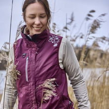 Lade das Bild in den Galerie-Viewer, Hurtta Trainingsweste Training vest ECO | Recyceltes Material | Wassersäule über 10000 mm | Eggplant | Fräulein Plath
