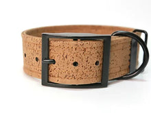 Lade das Bild in den Galerie-Viewer, Hundehalsband mit Dornschnalle | Korkleder | Umweltfreundlich | Robust & Vegan | Tabak/Schwarz