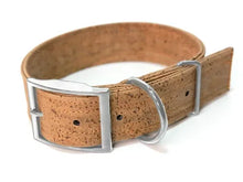Lade das Bild in den Galerie-Viewer, Hundehalsband mit Dornschnalle | Korkleder | Umweltfreundlich | Robust & Vegan | Tabak/Silber