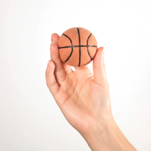 Lade das Bild in den Galerie-Viewer, BUDDY. Hundespielzeug Basketball aus Schafwolle - ideal für Welpen und Senioren | Fräulein Plath