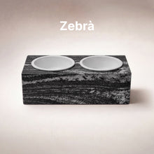 Lade das Bild in den Galerie-Viewer, PRIGUR Zebrá Futterstation aus schwarz-weiß gemasertem Naturstein mit zwei weißen Keramiknäpfen, Vorderansicht | Fräulein Plath