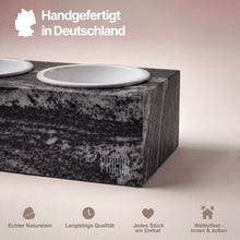 Lade das Bild in den Galerie-Viewer, Detailansicht der PRIGUR Zebrá Futterstation mit markanter Steinmaserung und Hinweis auf Handfertigung in Deutschland | Fräulein Plath