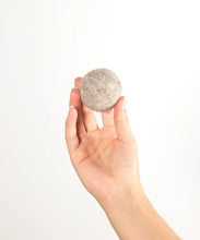 Lade das Bild in den Galerie-Viewer, Nachhaltiges Hundespielzeug "La Bola" Hundeball | 100% Schafwolle | Zahnpflegend & schwimmfähig | Beige 5cm